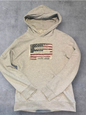 Grå ralph lauren hoodie  - Hoodie från ralph lauren först till kvarn!
