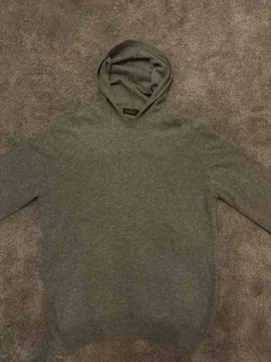 Grå tröja från Oscar Jacobson  - Riktigt härlig tröja från Oscar Jacobson. Nypris 1599kr