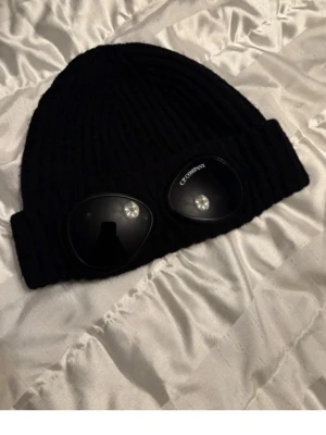 Svart mössa från C.P. Company - Cp company mössa knappt använd.