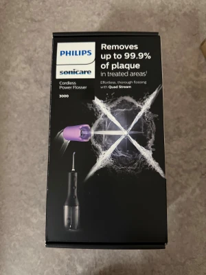 Sonicare Cordless Power Flosser 3000 - Philips Sonicare Cordless Power Flosser 3000 med Quad Stream-teknologi tar bort upp till 99,9% av plack i behandlade områden.  Köpt på Apoteket. Har orderbekräftese. 3 intensitetsinställningar, 2 rengöringslägen, 360° räckvidd, 14 dagars batteritid och resefodral. Ny i förpackning, 2 års garanti.
