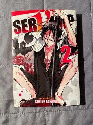 Servamp vol 2 - Servamp #2 är en spännande manga där Mahiru får sitt liv vänt upp och ner när han adopterar en vampyrkatt. Fylld av action, mystik och färgstarka karaktärer, passar den perfekt för dig som gillar övernaturliga äventyr och vänskap.