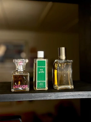 Vintage parfym, Refuge Carven Delirivm - Tre lite äldre parfymer till bra pris. . . . Refuge Nights, 100kr Carven Ma Griffe EDC splashflaska, 300kr Delirivm B&B, 200kr . Alla 3 för 500kr