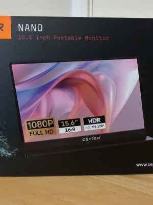 Cepter Nano 15,6" bärbar Full HD-skärm - Oanvänd - Skärmen är i NYSKICK och OANVÄND.                        Ord.pris: 2499:-                                                                                   15,6" IPS Full HD (1920 x 1080)  Kombinerad USB-C-anslutning  Slimmad och lätt design  Perfekt för arbete på språng  Levereras med ett fodral som fungerar som stöd  Hög kompatibilitet  Använd med bärbara datorer, surfplattor, smarttelefoner eller spelkonsoler  Inbyggda högtalare och hörlursuttag  .inkl. stativfodral  
