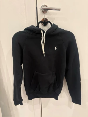 Ralph lauren hoodie - Jättefin hoodie från Ralph lauren i nyskick. Nypris 2 000. Riktigt mörkblå i färgen, nästan svart.