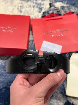 Svart ferregamo bälte - Helt nytt. 110cm. Allt på bilderna ingår!