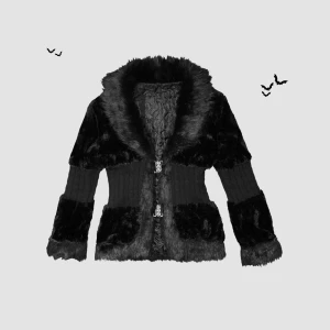 Jacka 🖤 - Chic svart fuskpälsjacka med metallspännen! 🖤⛓️Åtsittande passform och partierna som inte är i fuskpäls  är lätt stretchiga för optimal och bekväm passform. Storlek M, lappen bortklippt (armhåla till armhåla 106cm, midja 86cm, längd 70cm) 📏I bra skick, notera dock att en söm till det understa spännet har lossnat lite (se sista bilden). Detta kan dock fixas för den som vill och spänner funkar fortfarande som vanligt. Köp nu 💌