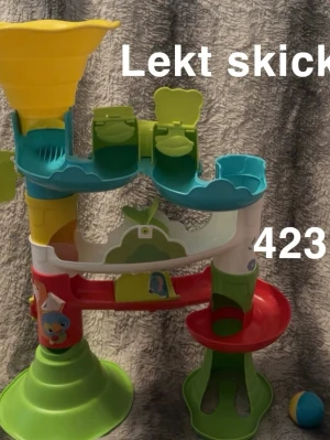 Leksak - Välanvänd och älskad. Lekt skick där vissa klistermärken är mer skadande än andra. Går säkert att bygga ihop på olika sätt men vi har satt ihop den såhär. Två bollar med