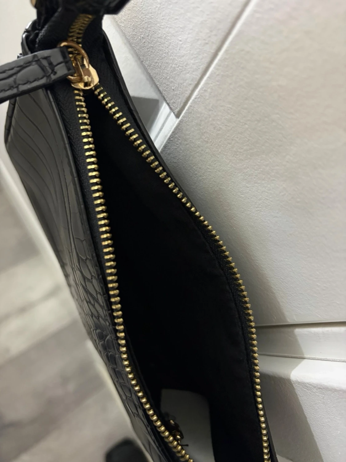 Svart axelväska i crocopräglat skinn - 2