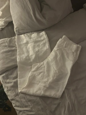 vita linnebyxor  - knappt använda, storlek 34 från HM💘 stryks innan de postas!!