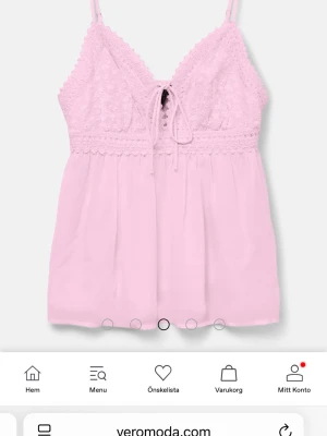 Ljusrosa spetslinnetopp med knyt - Supersöt ljusrosa linnetopp från Vero Moda med spetsdetaljer upptill och knyt framtill. Helt oanvänd! Priset går att diskuteras
