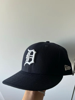 New era Detroit keps - Svart 59fifty fitted keps från new era. 