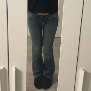 Abrand Super Low Flare Jeans blå - Snygga blå jeans från Abrand Jeans i modellen Super Low Flare. De har låg midja och utsvängda ben klassisk femficksdesign och tillverkade i jeanstyg med kontrastsömmar. Perfekta för dig som gillar en cool och avslappnad stil.