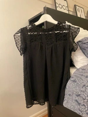 Svart blus - Svart blus i fint skick, finns ingen lapp då jag köpte den från Vinted därav vet jag inte märket