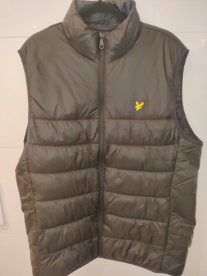 Svart väst från Lyle & Scott - Säljer en svart väst från Lyle & Scott. Använts ett par gånger, i väldigt fint skick.