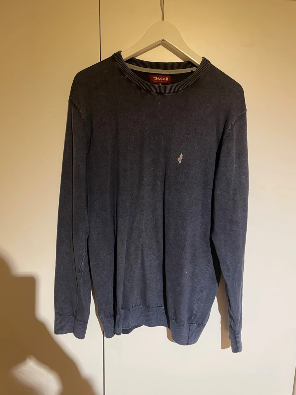 Mörkgrå tröja från MCS med broderi