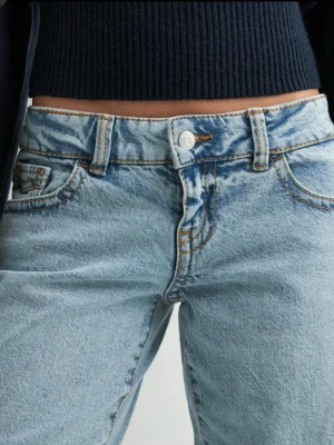 Ljusblå wide jeans från Gina Tricot - Säljer ett par ljusblå jeans från Weekday med breda ben och klassisk femficksdesign. Jeansen har låg midja, raka sömmar och tydliga kontrastsömmar. Materialet är 100% bomull och tvätten är snyggt stentvättad för en avslappnad look. Kostar 400 nypris 