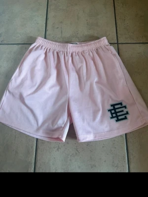 Eric emanuel - Säljer ett par ljusrosa shorts från EE. Knappt använda