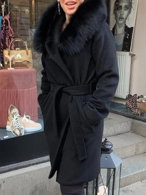 Hollies Lucinda Kappa  - Finaste kappan från Hollies. Modell Lucinda. Storlek 40, passar en M. Underbart skick och sparsamt använd. Äkta päls på kappan. Inga fickor, missvisande bild. Men jättefin ändå. 