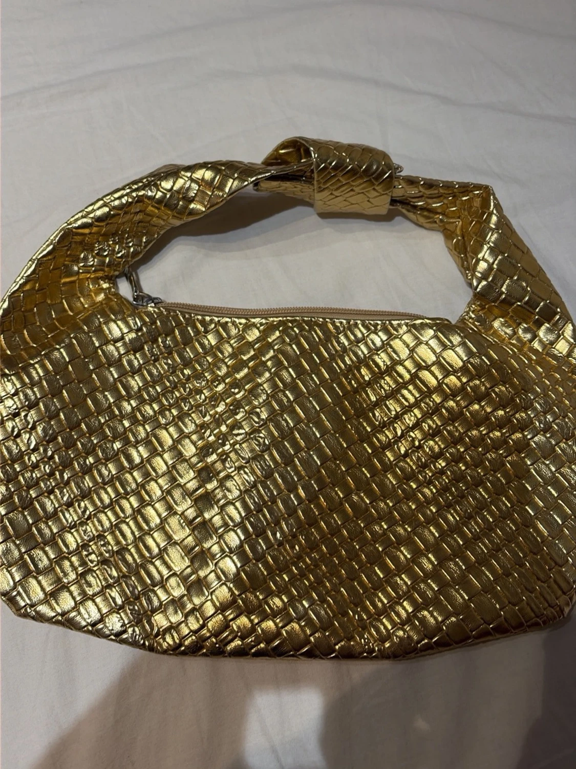Guldig axelväska med krokodilmönster