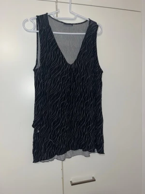 Toppi M - Musta harmailla raidoilla oleva kevyt toppi. Koko M. Kaikai n 46cm, pituus n 68cm. Eläintalous MMM, lisätietoja saa kysymällä Katsothan myös muut ilmoitukseni Tarjoa 