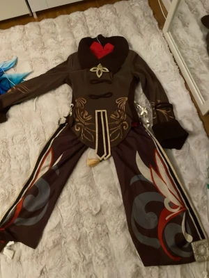 Hu Tao Cosplay - Jag och man Far köpte denna i typ sen 2023 och den är en S. Jag dock är en M så den passade inte bra. Vi gjorde den lite större men det passar som en liten ändå. Köpte för 1400