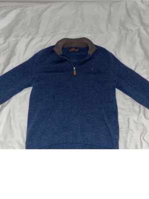 Blå Morris half zip-tröja i merinoull xs - Riktigt snygg blå tröja från Morris. Den är egentligen storlek M men har krymt till xs. Tröjan är nästan helt nytt skick och endast använd ett fåtal gånger. 100% merinoull med half zip och kontrastfärgad krage i beige. Tröjan har lång ärm, ribbade muddar och en liten broderad logga på bröstet. Perfekt för dig som gillar klassisk stil med en modern touch. Den passar bra på mig som är ca 170. Om du har några frågor så är det bara att skriva. Mvh Hannes