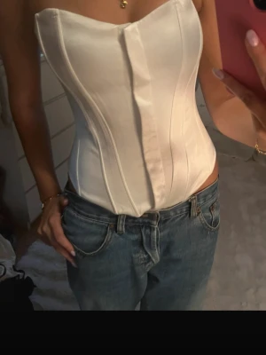 Vit satin korsett - Säljer min vita satin korsett/topp från Zara, den är i storlek s men passar xs❤️ Inga defekter 
