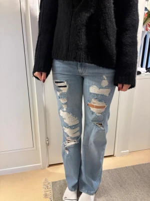 Jeans med hål - Så snygga mid-low jeans wide endast använda en gång - som nya. Jag är 175 för referens.
