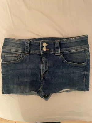 Jeansshorts - Jättefina jeansshorts jag klippt ifrån ett par jeans. De har tyvärr tappat en knapp. Sitter som XS❤️