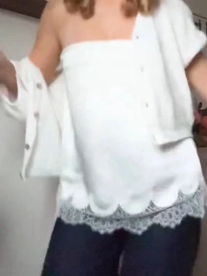 Vit satin tubtopp med spetskant - Säljer en vit satin tubtopp från Zara med snygg scallop-kant och spetsdetalj längst ner. Toppen är axelbandslös och har en mjuk, slät yta som känns lyxig. Perfekt att styla med jeans eller kjol för en fräsch look.