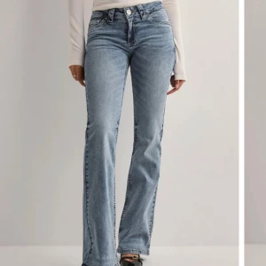 Blå bootcut jeans Nelly - Snygga ljusblå bootcut jeans. Från Nelly. Helt oanvända. 