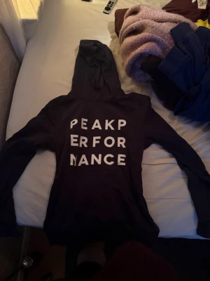 Peak performance hoodie  - Jätte skön och varm peak performance hoodie, väldigt stilren!