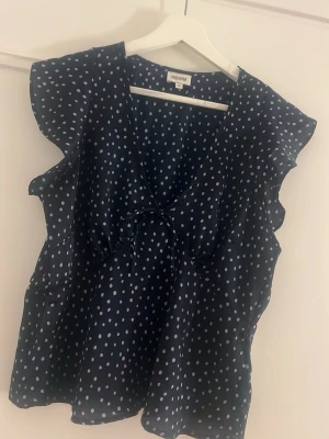 Blå blus med vita prickar  - Blå blus med vita prickar storlek 36 (s)