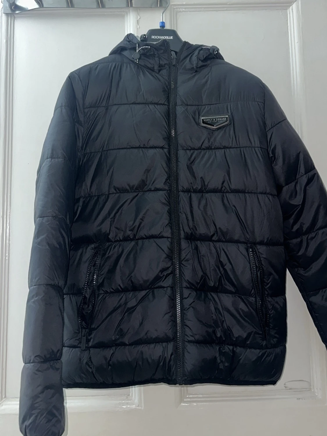 Svart pufferjacka Supply & Demand