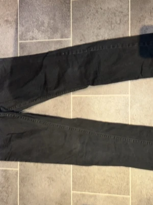 Svarta skinny jeans Gemma Denim W25 - Svarta jeans från Gemma Denim i modellen skinny med klassisk femficksdesign. Jeansen har smal passform och raka ben, tillverkade i mjukt denim-material. Perfekta för dig som gillar en stilren och enkel look.