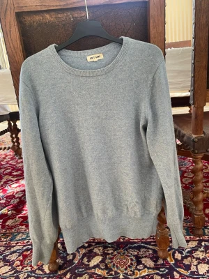 100% cashmere tröja ljusblå Soft Goat - En cashmere tröja från soft goat i storleken S. Väldigt fint skick utan några hål eller brister.