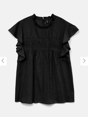 Vero Moda blus - Jättefin blus från Vero Moda i väldigt fint skick! Använd max 3 gånger och då sparsamt använd. Tveka inte på att höra av dig vid eventuella frågor💋Plagget kommer att tvättas innan leverans för att försäkra att det är så fint som möjligt till den nya ägaren!!