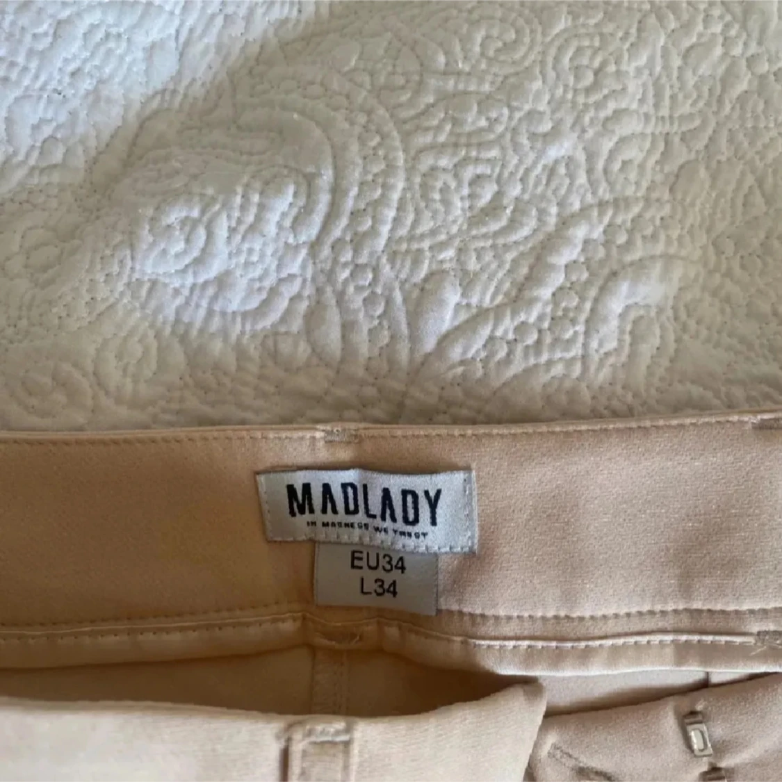 Beiga kostymbyxor från Madlady - 2