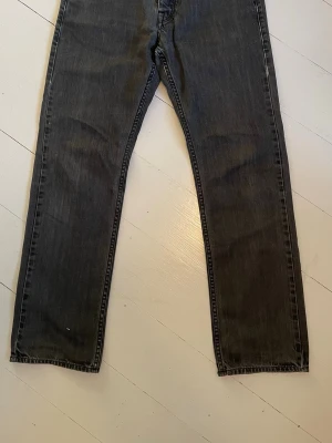 Svarta jeans från Boss Orange - Snygga svarta jeans från Boss Orange med klassisk femficksdesign och raka ben, har små slitningar runt fickorna och sidostygnen på benen | Storleken är W30 L32 och passformen är normal, perfekt för dig som gillar stilrena och tidlösa byxor | Inga defekter ⭐️| Skriv gärna vid frågor!  