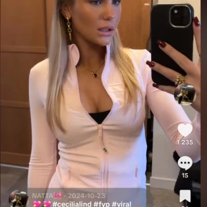 Rosa lululemon jacka - Säljer en ljusrosa, figurnära, äkta lululemon jacka. Den är i nytt skick och nästan oanvänd! Säljer denna för att köpa i en annan färg!