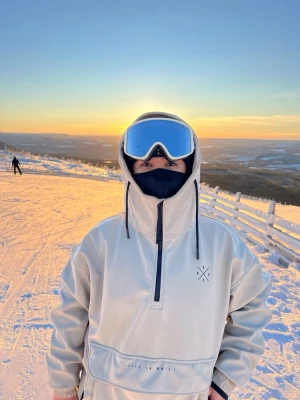 Beige skid / snowboardjacka från Dope - Säljer en beige skid/ snowboard jacka från Dope. Använd ett par säsonger. Nypris 1799. 