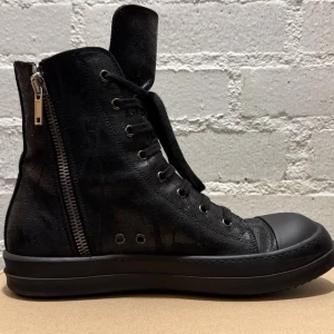 Drkshdw Ramones SS25 Foiled canvas Mega Crust  - Inköpta våren 2025. Knappt använda. Modellen Ramones i canvas some folierade med vax. 