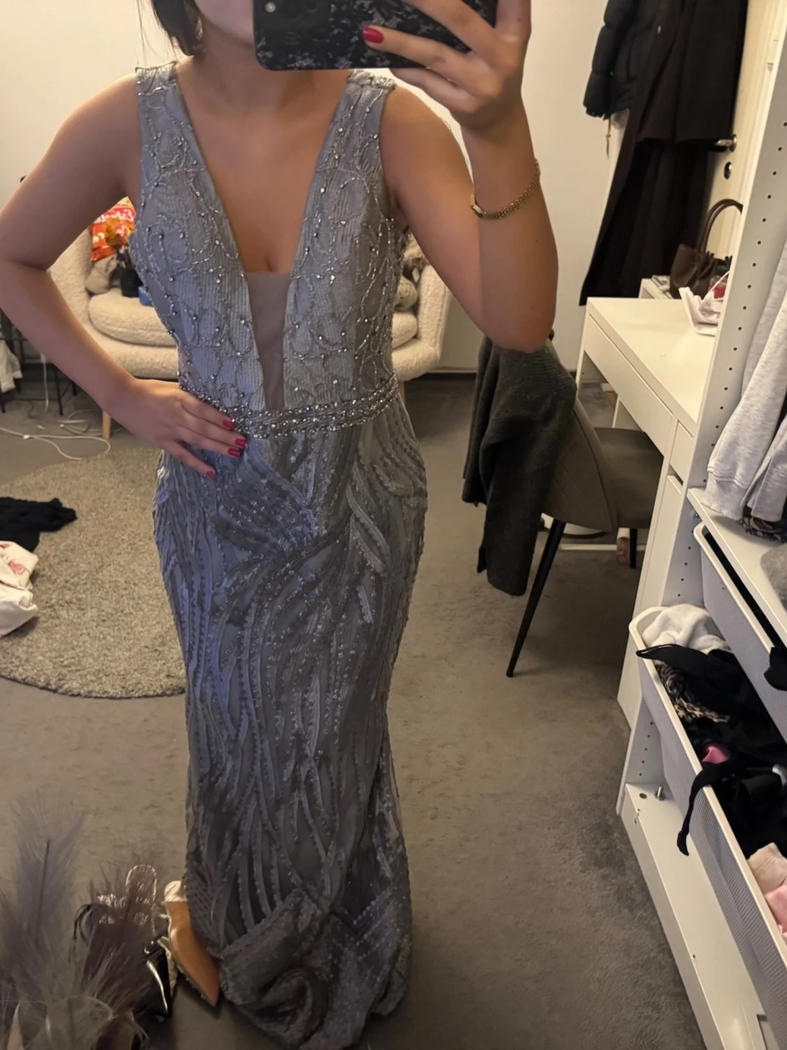 Glittrig långklänning med djup v-ringning