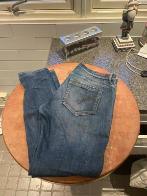 Dondup jeans - Säljer nu ett par feta dondup jeans i storlek 35 ( sitter som 33-34) | mycket fint skick utan defekter| priset är ej hugget i sten |kom dm för flera frågor eller funderingar!