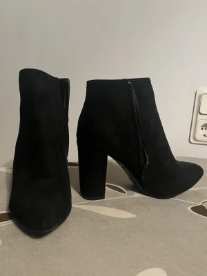 Svarta boots med klack och dragkedja - Säljer ett par svarta boots med bred klack. Storlek 40 men passar 39/38 