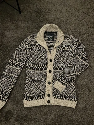 Stickad cardigan med mönster  - Extremt unik stickad cardigan med mönster. Bästa passformen jag haft på ett plagg någonsin. Storlek S 