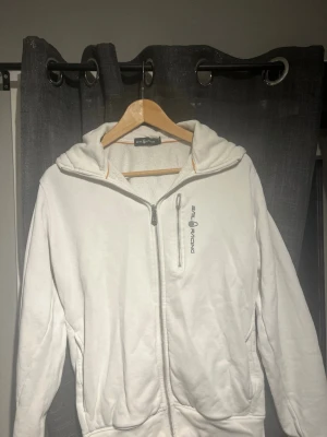 Sailracing storlek M - Den är använd en del lite sliten på ärmarna men funkar väldigt bra och inte mycket som syns