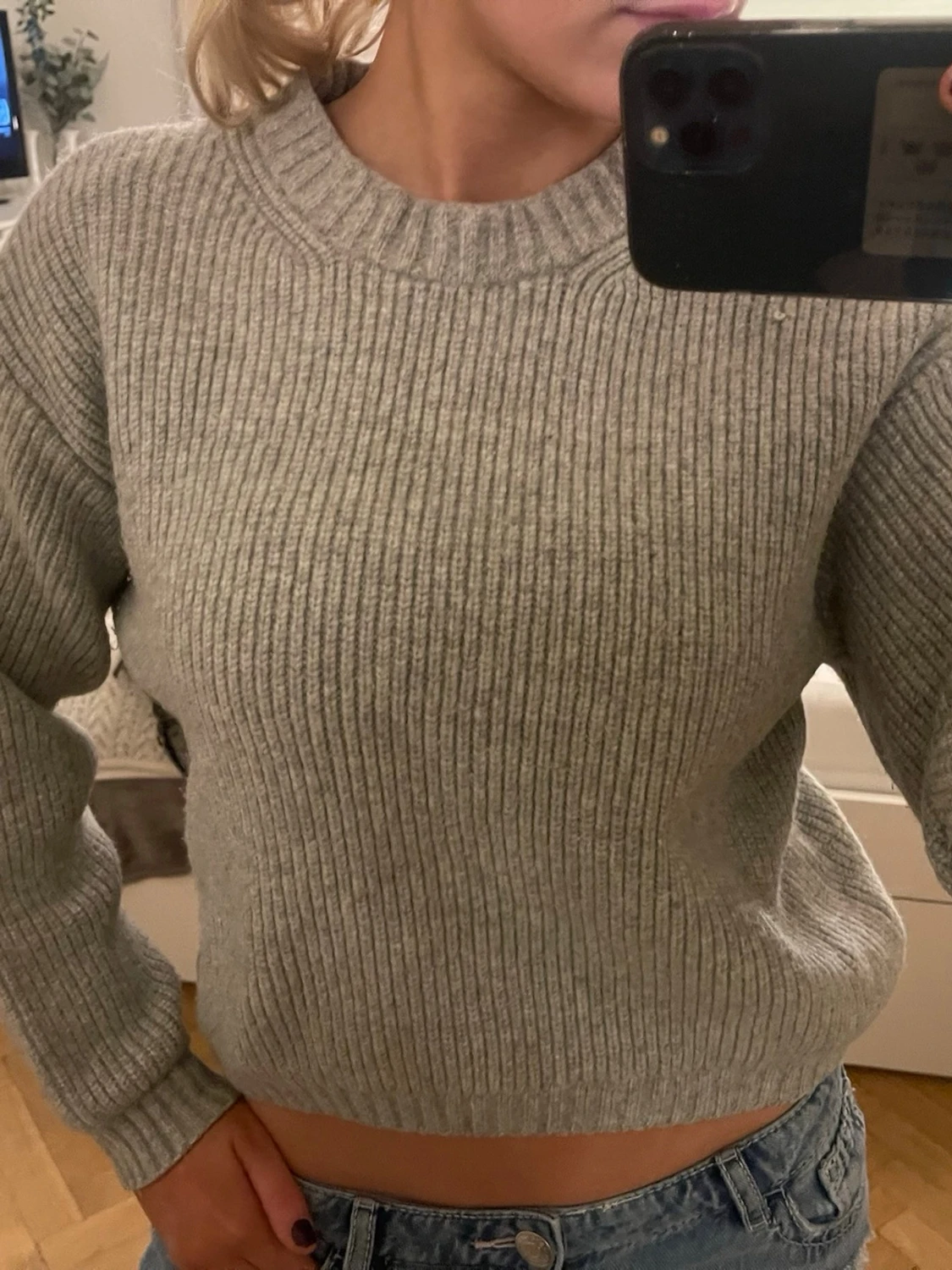 Grå ribbstickad tröja - 1
