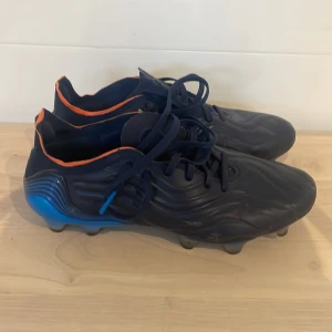Adidas copa fotbollskor - Sköna fotbollskor från Adidas endast använda en halv säsong. Fortfarande i bra kvalitet. 