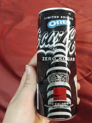Oreo Coca cola limited edition - Bilderna visar en burk Coca-Cola Zero Sugar med Oreo-smak, inte en väst. Kan därför inte ge någon beskrivning av en väst.